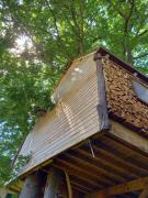 Cabane suspendue dans les arbres