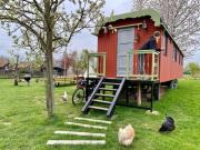 Slapen tussen de schapen in pipowagen de Ome Jan