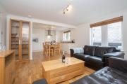 Out LEZ Zone, Free Allocated Parking Space at Rear Entrance, Fast WIFI, Ideal for Long Term Contractor, Corporate, etc Stays, Housekeeping Option, Dwellcome Home Ltd 2 King Beds West End Apt, Half Mile to Street yet Quiet - See Site for Assurance