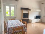 Numana centro a 500 mt mare, trilocale con 2 camere a letti piani, 1 posto auto