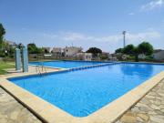 Adosado con piscina, aire acondicionado, parking y pista de tenis