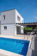 Villa Lumaka Sun - Amazing Home In Brodarica with 4 Bedrooms, Wifi, Outdoor Swimming Pool and Heated Swimming Pool