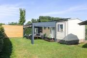 Chalet met overkapping op camping aan het Veerse Meer