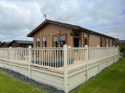 Kingfisher Lodge with Hot Tub