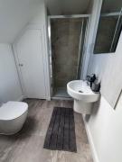 Cheerful 4 - Tranquil Oasis Modern and Spacious Retreat 4-Bedroom with Private Parking and Serene Gardens