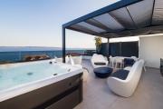 Luxury apartment- balcony- private rooftop and jacuzzi- common pool