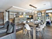 Appartement de standing avec balcon en plein centre, près des pistes - 4 chambres, 8 personnes - FR-1-567-49