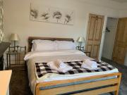 House - Sleeps up to 8 people & free parking