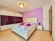 Sunny View - Seaside Apartment with Garage