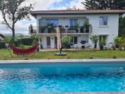 Appartement avec cuisine et grande piscine chauffée