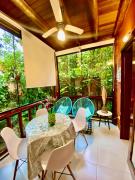 Maresias, Chalé H31 em condomínio dentro da Mata Atlântica e de frente a Entrada 18 da praia