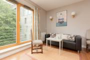 Elegancki Apartament w Centrum Gdyni z Parkingiem by Renters