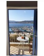 THE HOWARD PLACE - ENTIR HOME WITH A SEA VIEW FOR 5 GUESTs