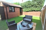 3 Bed Semi - Sleeps 5 - Private Garden & Parking - Quiet Cul De Sac Location - Dog Friendly - Fast Wifi - Close to Motorway Access
