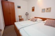 Family-friendly apartments with swimming pool Maslinica, Solta - 5180