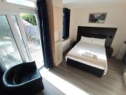 The Oak Studio -Self contained one bed studio flat