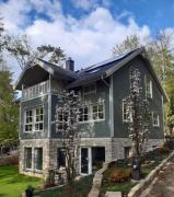 Moderne Wohnung im skandinavischen Stil am Waldrand