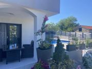 HelaMoni, New 5 Star 2 Person apartment with private exclusive pool