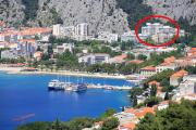 Apartments with a parking space Omis - 14290