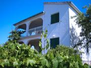 Apartments by the sea Necujam, Solta - 18664