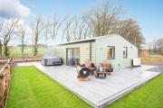 Shiphorns luxury cabin with a hot tub Shiphorns luxury cabin with a hot tub