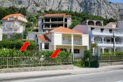 Apartments with a parking space Omis - 2751