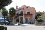 Apartments with a parking space Novigrad - 7135