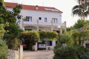 Apartments with parking space Jelsa, Hvar - 5703