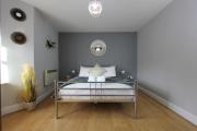 Charming 2 Bed 2 Bath Flat & Parking by CozyNest Charming 2 Bed 2 Bath Flat & Parking by CozyNest