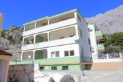 Apartments with parking space Makarska - 18213