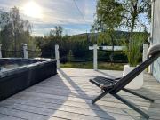 Villa Arktika porealtaallinen mökki Nuorgamissa Tenojoen ja tunturien vieressä