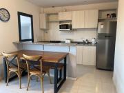 Departamento con gran balcón a la calle y parrilla