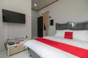 RedDoorz Plus near Jungeland Sentul