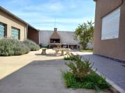 Casa con parque, parrilla y garage para vehículo.