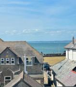 Lovely big 3 bedroom maisonette close to the beach