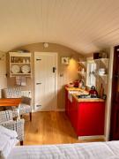 Sheelin Shepherds Hut 2 with Hot Tub