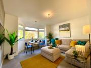 2 Min Walk to the Best Beach! Stunning Newly Refurbished Stylish 2 Bedroom Apartment! - Great Location - FREE Parking - Fast WiFi - Smart TV - sleeps up to 4! Close to Bournemouth & Poole Town Centre & Sandbanks