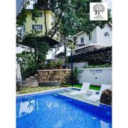 CAMP TREEHOUSE • COTTAGE • POOL • JACUZZI