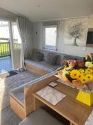 Modern 3 bedroom caravan near the beach