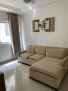 Apto confortável com 2 quartos a 300mt da praia.