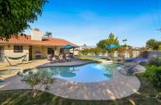 Cheerful villa with Pool, Spa, & Private Pickleball Court!