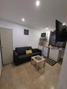 Studio bien équipé et indépendant avec véranda commune