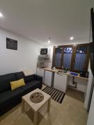 Studio bien équipé et indépendant avec véranda commune