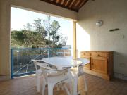 Grand Studio Climatisé avec Terrasse et Parkings, Proche des Thermes - FR-1-553-106