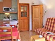 Appartement rénové 2 étoiles, pied de pistes, balcon sud, casier à ski - FR-1-330-218