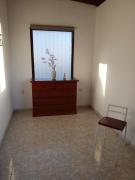 adosado cerca del mar