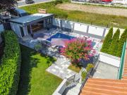 The Oasis - Family-Friendly Holiday Home with Heated Pool