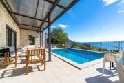 Villa Oslo - luxury place with sea views & heated pool, 300m far from sandy beach