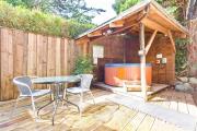 Bridge House with private hot tub, Coniston