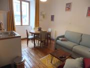 Létablissement TOIMOINOU, Hyper-centre, vue marché, proche mer 150m, lits faits à votre arrivée, serviettes de toilette, ménage, inclu, Netflix, accueil en personne